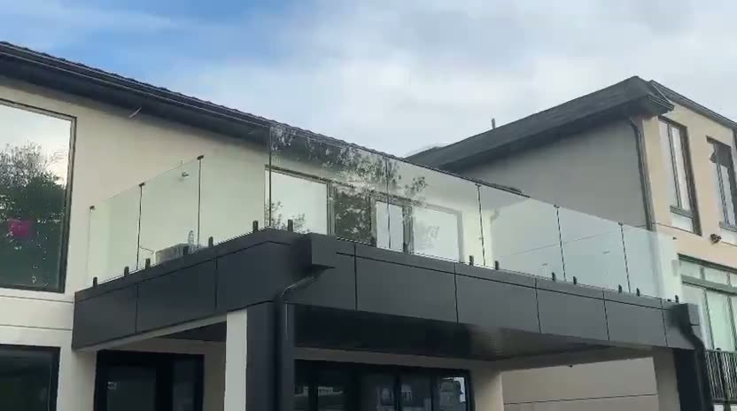 Close view of the spigot-mounted glass balcony guard