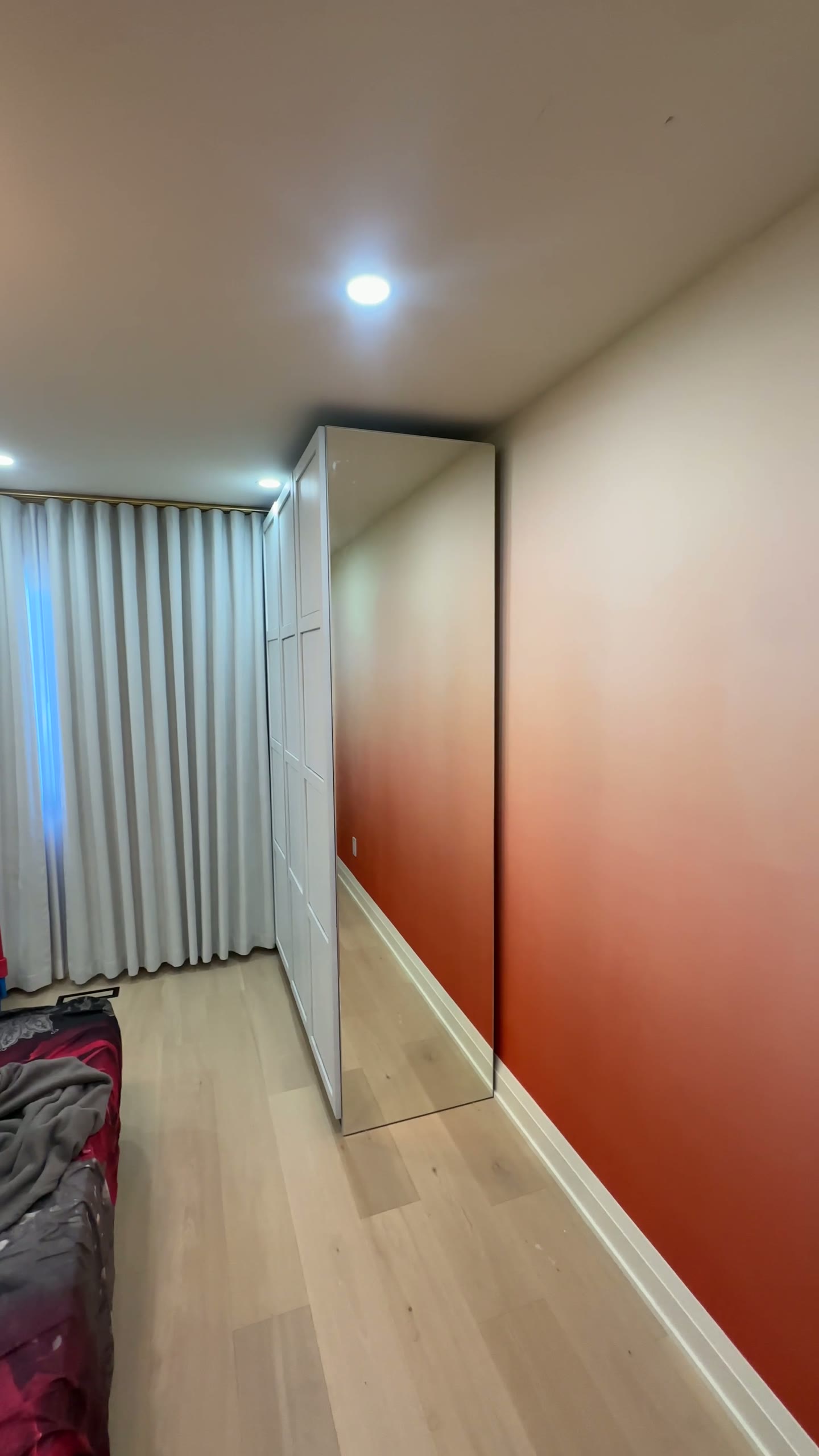 Walkthrough of the floor-to-ceiling wardrobe mirror installation