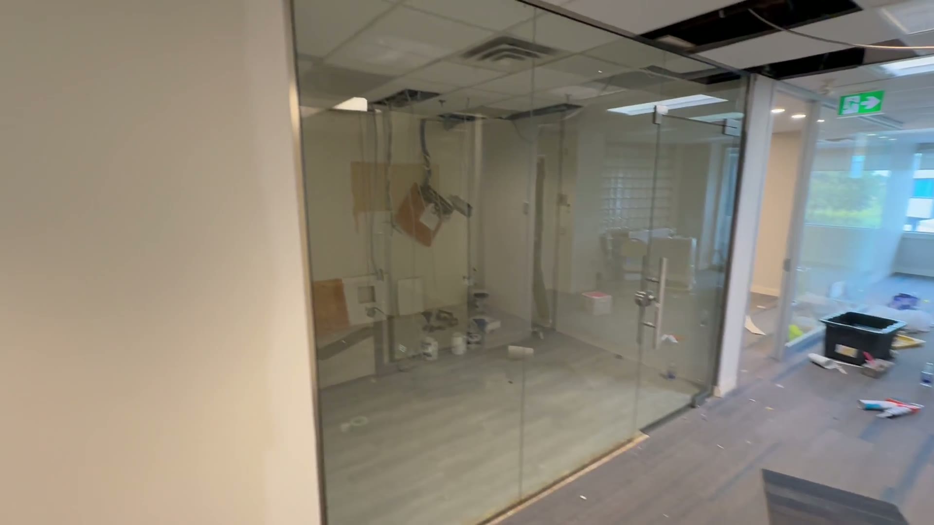 Continuous clear glass partition walls in a commercial office