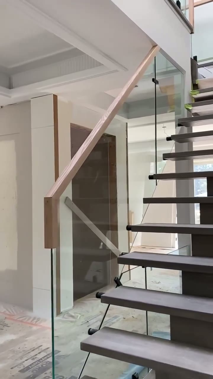 Full view of the frameless glass staircase railing