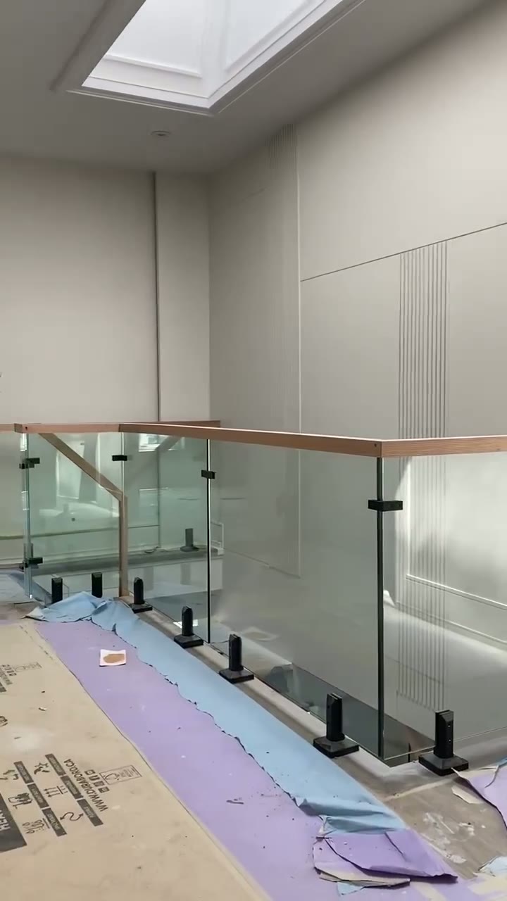Upper landing glass railing detail
